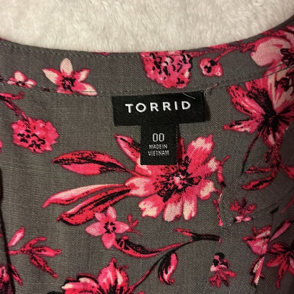 Torrid grey and pink floral hi low blouse sz 00. - Picture 13 of 15